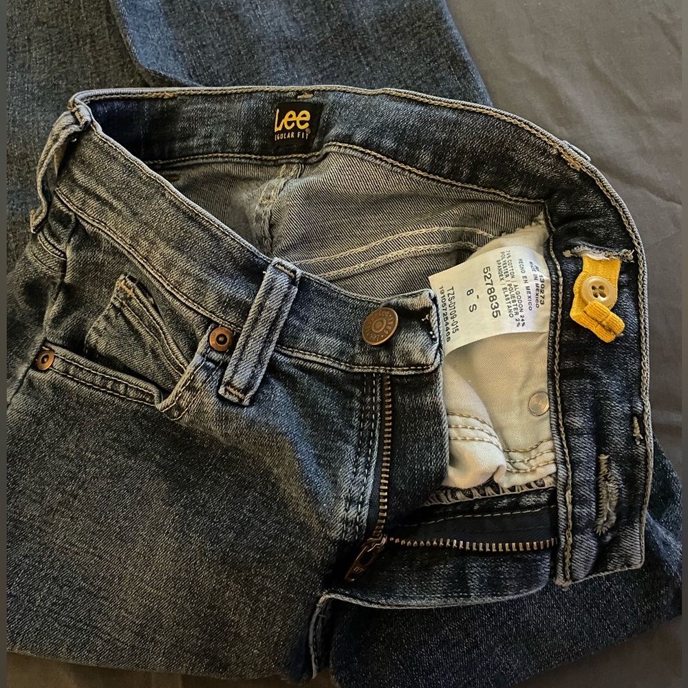 Lee jeans stretchy in boys size 8 s adjustable waist. Regular wash